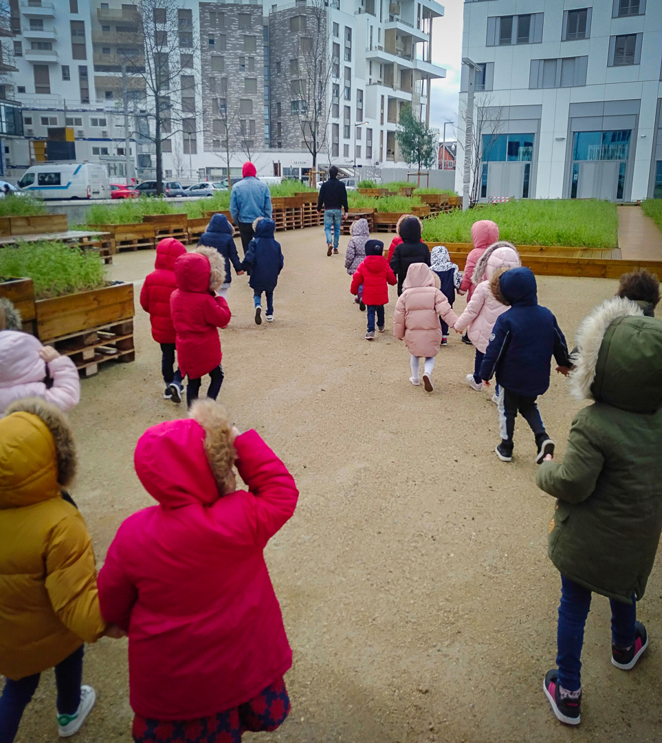 Les enfants de l'école élémentaire Opaline dans le jardin potager du Campus